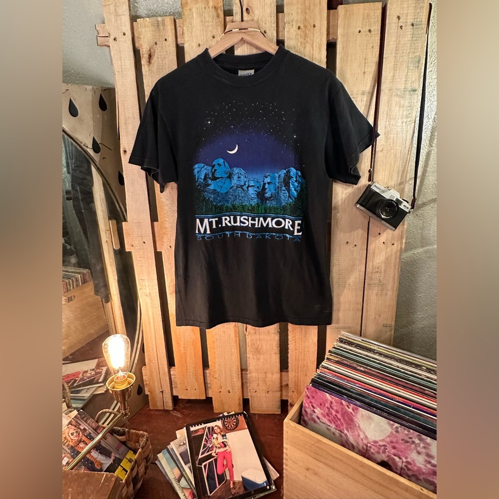 90’s Vintage Mt. Rushmore Unisex Tee (M)